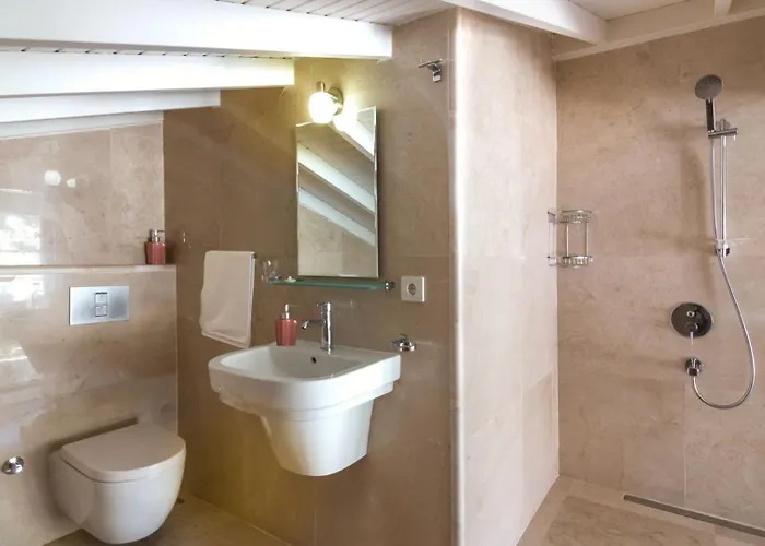 5 Bedroom Right Next To The Villa *