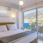 5 Bedroom Right Next To The *