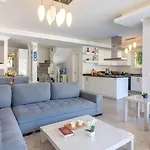 5 Bedroom Right Next To The Villa *